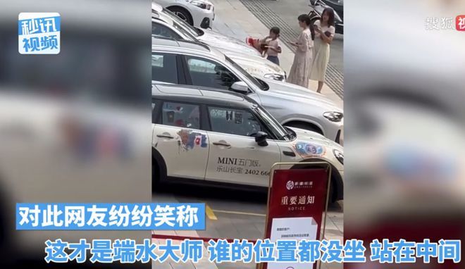 孩子给整排车辆涂鸦
