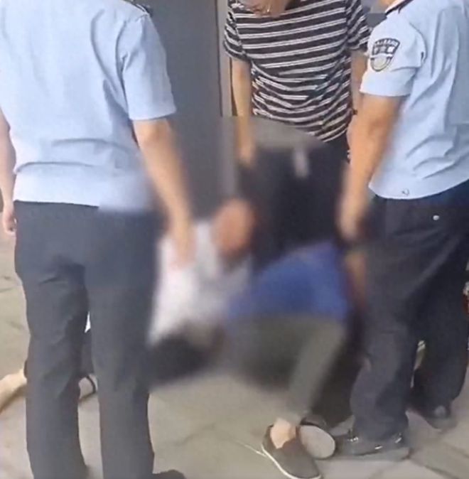 延安一保洁员不慎把业主的限量鞋扔掉，在被对方索赔1万元后她上吊身亡！