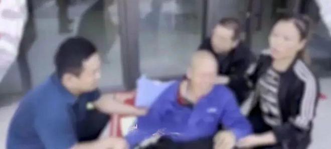 延安一保洁员不慎把业主的限量鞋扔掉，在被对方索赔1万元后她上吊身亡！