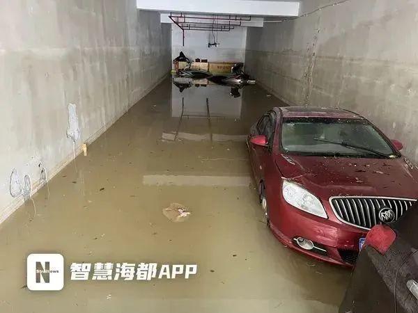 物业拒绝业主挪车！福州一小区200多辆车被淹