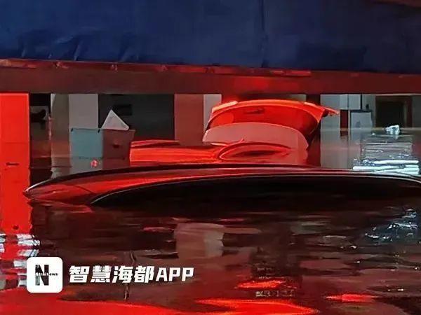 物业拒绝业主挪车！福州一小区200多辆车被淹