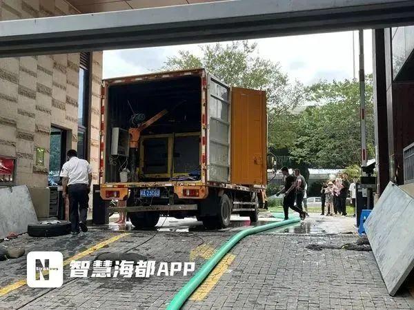 物业拒绝业主挪车！福州一小区200多辆车被淹