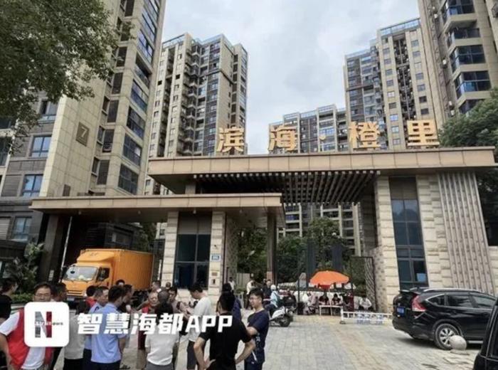 物业拒绝业主挪车！福州一小区200多辆车被淹