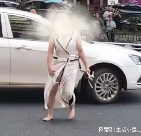 女子情绪失控在马路上打滚砸车
