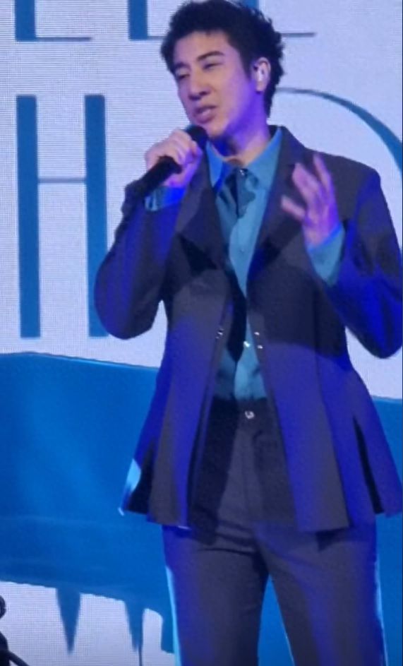 王力宏演唱会跪谢粉丝
