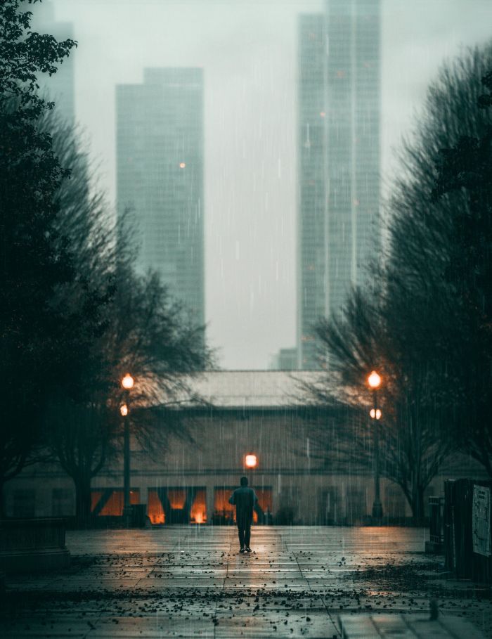 西安突降暴雨2名商贩急流中被冲倒：目前排水系统已恢复