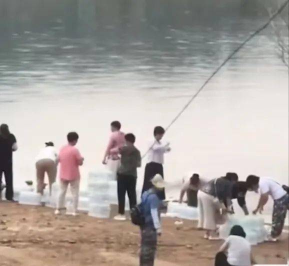 官方回应多人疑海边放生矿泉水