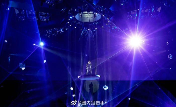 王啸坤一直在薛之谦演唱会帮唱