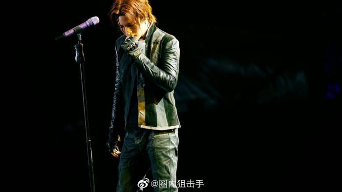 王啸坤一直在薛之谦演唱会帮唱