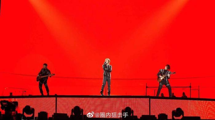 王啸坤一直在薛之谦演唱会帮唱