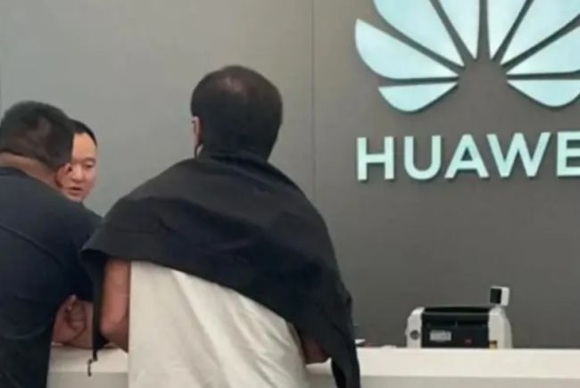 网友偶遇成龙买华为手机