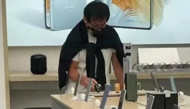 网友偶遇成龙买华为手机