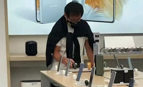 成龙买华为手机被网友偶遇