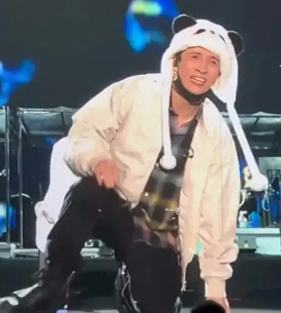 薛之谦跪着向歌迷道歉