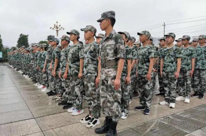 河北一女生吐槽军训服，薄且透光内裤都会露出来：交的钱都去哪了