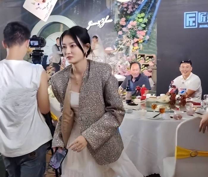 演员徐璐参加婚礼抢到手捧花