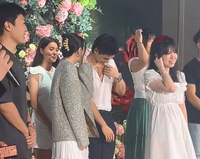 演员徐璐参加婚礼抢到手捧花
