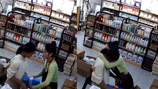 女孩因妈妈长得好看怀疑自己不是亲生妈妈的吻和拥抱暖心