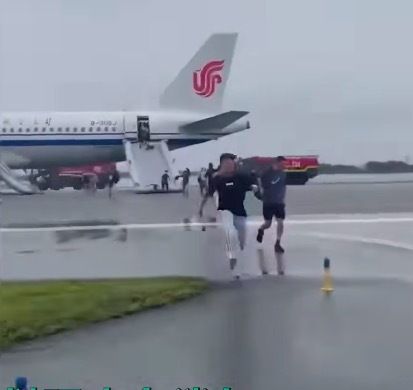 国航成都飞新加坡一航班发动机起火空中呼救录音曝光