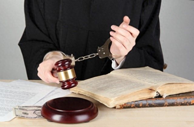 退休刑警认出逃犯