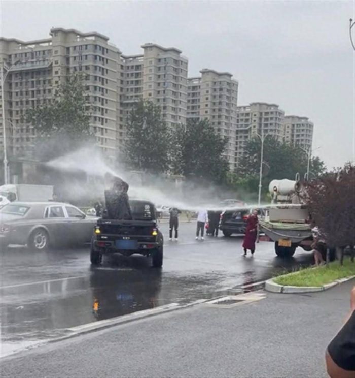 新郎被洒水车喷水