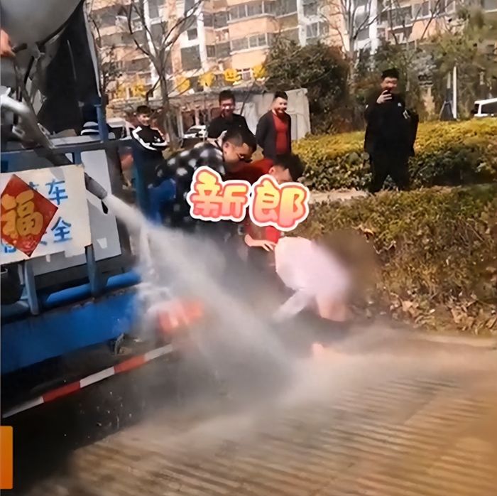 新郎被洒水车喷水