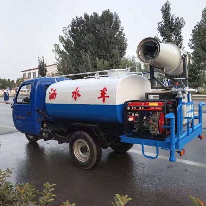 新郎被洒水车喷水