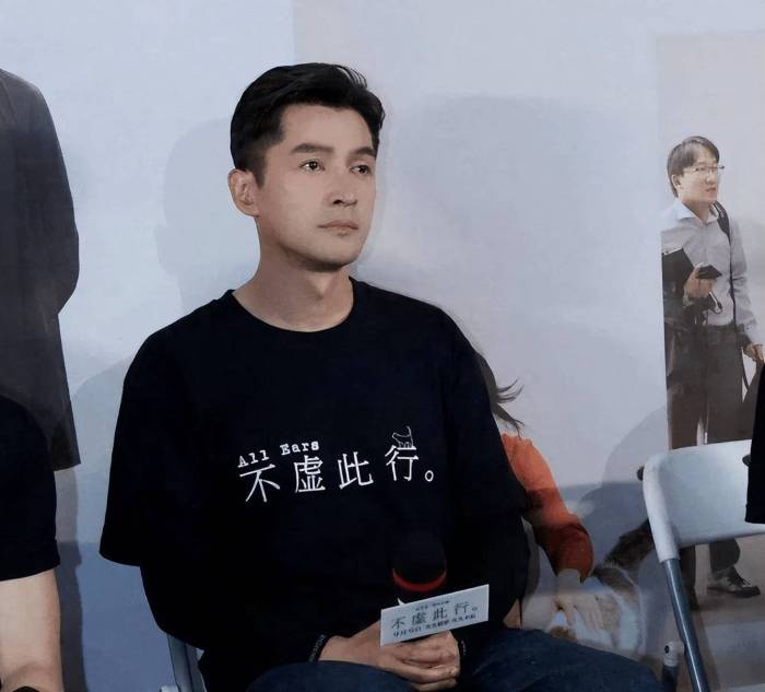 胡歌抱国宝现身地铁，走路踉跄靠墙而站引担忧，无人让座显冷漠