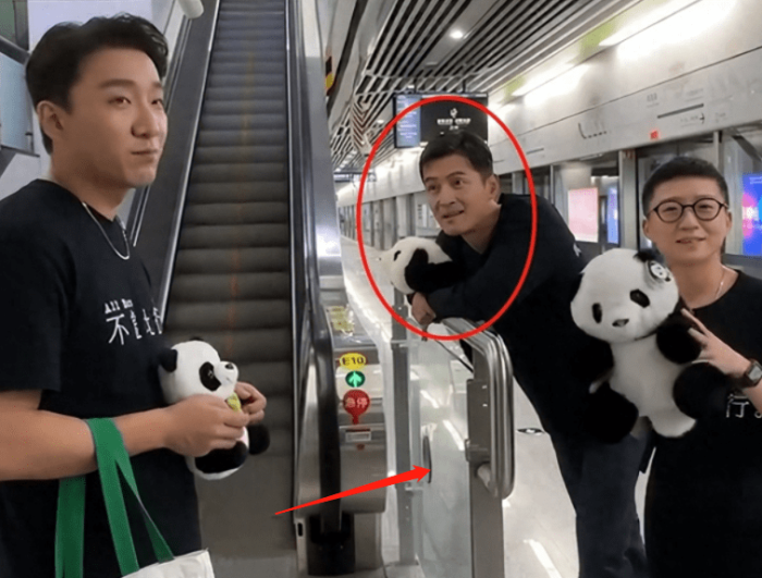 胡歌抱国宝现身地铁，走路踉跄靠墙而站引担忧，无人让座显冷漠