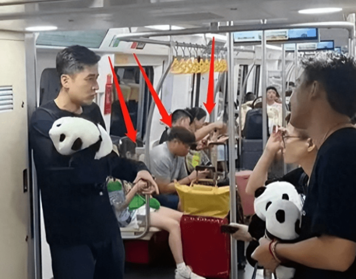 胡歌抱国宝现身地铁，走路踉跄靠墙而站引担忧，无人让座显冷漠