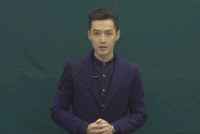 胡歌抱国宝现身地铁，走路踉跄靠墙而站引担忧，无人让座显冷漠