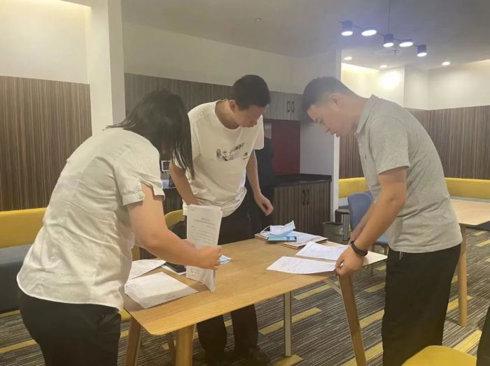 “我是领导”骗局升级！男子转机途中加QQ，被骗走200余万