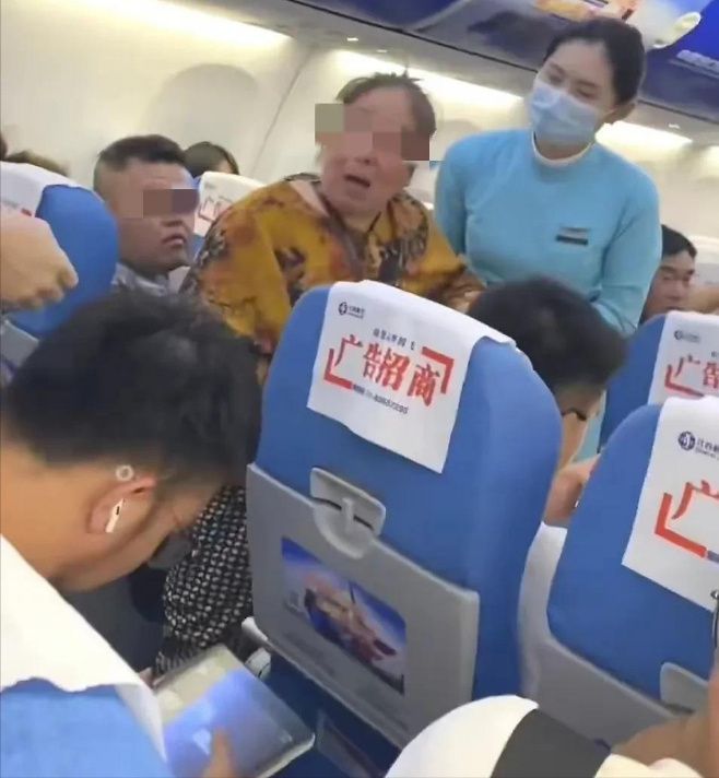 老太太坐飞机换座被拒后狂骂女子，乘务员手指女子：别吵吵，要不你就是妨碍公务