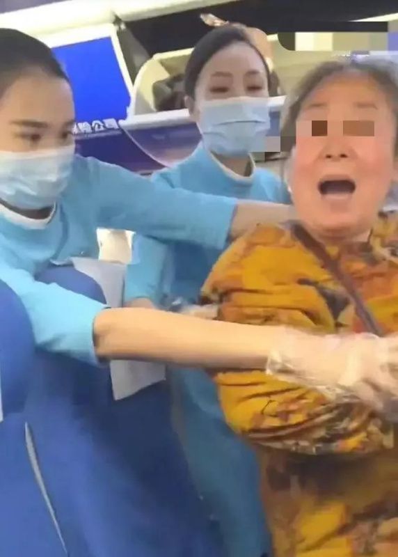 老太太坐飞机换座被拒后狂骂女子，乘务员手指女子：别吵吵，要不你就是妨碍公务