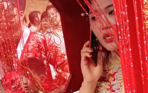 女子拦新人花轿坐地吵闹要红包