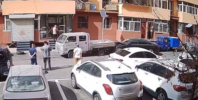 佳木斯一小货车连续倒车撞击奥迪车20多次？当地交警回复


