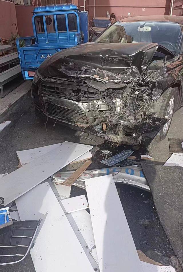 佳木斯一小货车连续倒车撞击奥迪车20多次？当地交警回复

