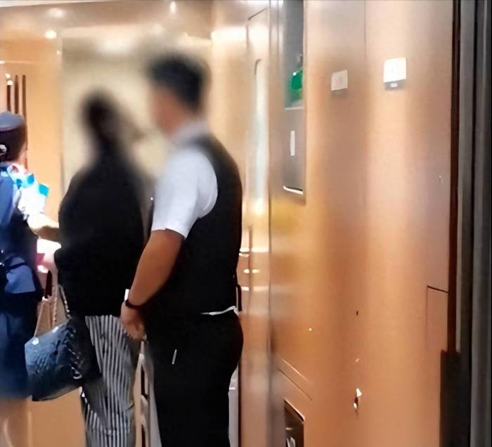 女子买高铁二等座嫌冷大闹要毛毯，12306回应

