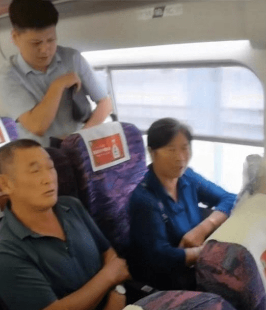 高铁俩老人霸占座位，多人劝说仍然无用！大爷：我非不让！

