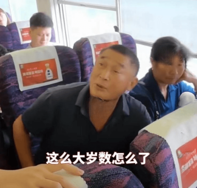 高铁俩老人霸占座位，多人劝说仍然无用！大爷：我非不让！

