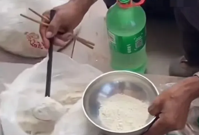 工人为省钱用炒面粉加凉水当午餐