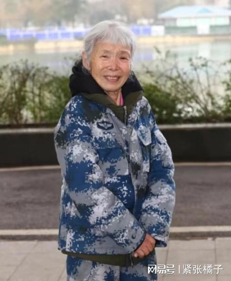 老人穿15元的鞋却给家乡捐1000万