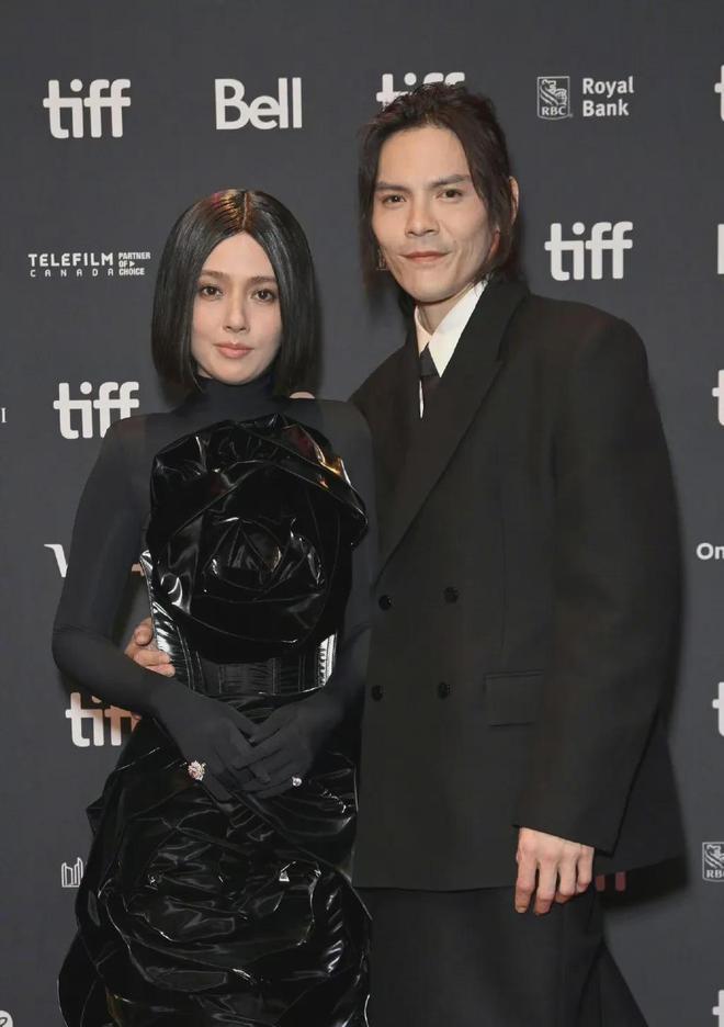 郭碧婷和老公走红毯大变样