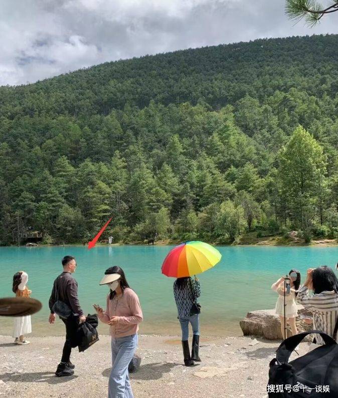 网友在蓝月谷偶遇张馨予何捷