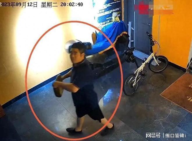 男子往楼梯倒机油致多人摔伤！监控拍下全过程，警方却称证据不足