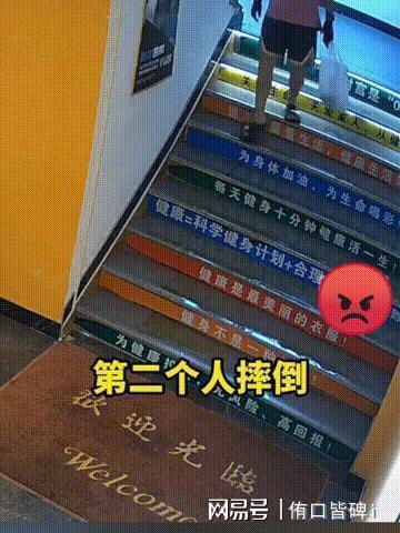 男子往楼梯倒机油致多人摔伤！监控拍下全过程，警方却称证据不足
