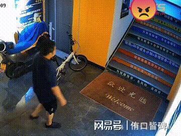 男子往楼梯倒机油致多人摔伤！监控拍下全过程，警方却称证据不足