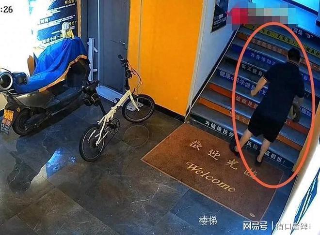 男子往楼梯倒机油致多人摔伤！监控拍下全过程，警方却称证据不足
