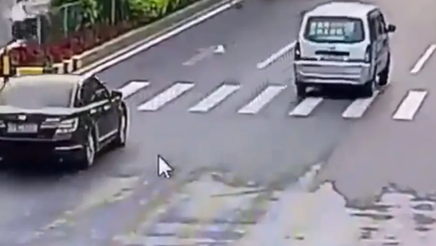 现场惊心动魄让人心疼，特斯拉突然突然变道行驶，撞飞骑手后冲上人行道
