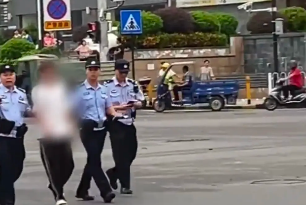 现场惊心动魄让人心疼，特斯拉突然突然变道行驶，撞飞骑手后冲上人行道